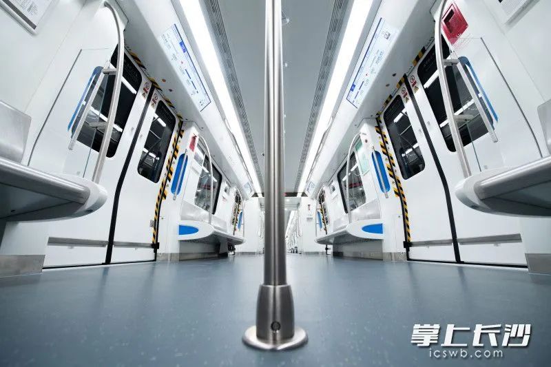 地鐵號(hào)線車(chē)廂內(nèi)部圖片